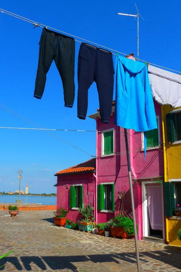 Night Galleria Holiday Home - Bed & Art In Burano - The Pink House Luaran gambar